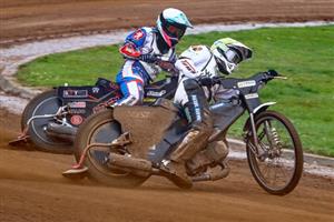 Kopřivničtí jezdci Hynek Štichauer (v popředí) a Jan Macek na dráze v Pardubicích při jedné z rozjížděk posledního kola I. ligy družstev.
FOTO: VOJTĚCH ZAVŘEL