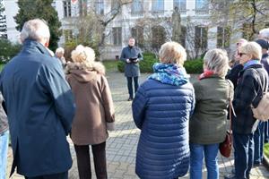 Jedenáctého listopadu hodinu před polednem si hlouček lidí před pomníkem padlých připomněl Den válečných veteránů.
FOTO: DAVID MACHÁČEK
