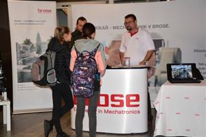 Součástí akce Den tvojí kariéry byla kromě prezentace škol také nabídka tří firem z Kopřivnice a okolí.
FOTO: DANA HOĎÁKOVÁ
