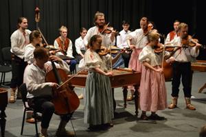 Kromě cimbálové muziky Pramínky zahrálo na jejím koncertě Tati, půjč mi housličky dalších zhruba pětadvacet muzikantů.
FOTO: DAVID MACHÁČEK

