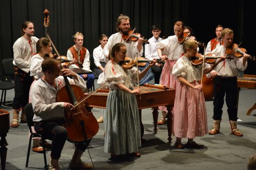Kromě cimbálové muziky Pramínky zahrálo na jejím koncertě Tati, půjč mi housličky dalších zhruba pětadvacet muzikantů.
FOTO: DAVID MACHÁČEK
