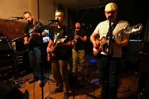 V rámci letošního memoriálu RR zahráli minulou sobotu v kopřivnickém baru Daymoon ZAhRADKAři, ale také Tomáš Háček a Slepí křováci.
FOTO: DAVID MACHÁČEK
