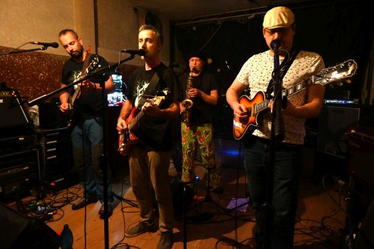 V rámci letošního memoriálu RR zahráli minulou sobotu v kopřivnickém baru Daymoon ZAhRADKAři, ale také Tomáš Háček a Slepí křováci.
FOTO: DAVID MACHÁČEK
