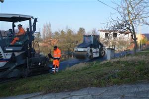 V minulém týdnu společnost Eurovia asfaltovala komunikace v Mniší. Nyní probíhají drobné dokončovací práce.
FOTO: KATEŘINA HOLUBOVÁ
