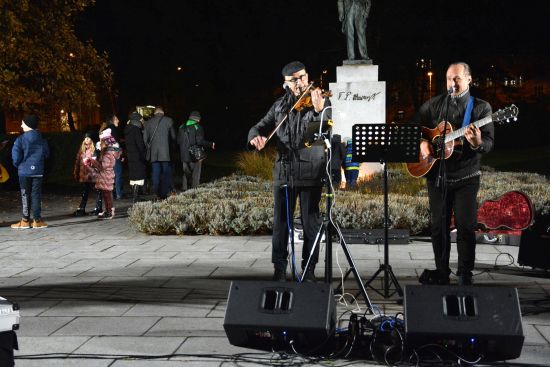 Oslavu dne boje za svobodu a demokracii 17. listopadu uzavíral koncert AV swing&blues, během jejichž vystoupení lidé nosili svíčky k soše TGM.
FOTO: DAVID MACHÁČEK
