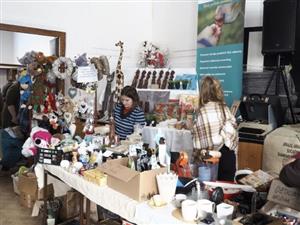 Prodejkyně tohoto stánku z letošního podzimního blešáku se výtěžek rozhodly věnovat ve prospěch Českého centra signálních zvířat.
FOTO: KATEŘINA HOLUBOVÁ
