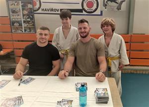 Mladí judisté Štramberka Martin Geryk (vlevo) a Radek Leiter „ulovili“ na soutěži v Havířově společné foto s reprezentanty ČR Davidem Klamertem a Lukášem Krpálkem.
FOTO: ARCHIV JUDO

