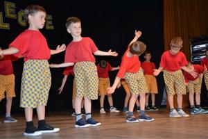 Školní akademie sv. Zdislavy zahájila oslavy 30. výročí, které by měly vyvrcholit v květnu vydáním almanachu.
FOTO: DANA HOĎÁKOVÁ