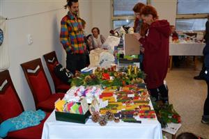 Třiadvacet prodejců nabízelo své zboží na Vlčovjanském rukodělném jarmarku, který se konal uplynulou sobotu.
FOTO: DANA HOĎÁKOVÁ