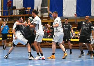 Házenkáři Kopřivnice (tmavší dresy) v 15. kole extraligy v tomto utkání doma rozstříleli Strakonice. Na snímku se probíjí obranou soupeře Radek Doležel.
FOTO: MAREK HAVRAN