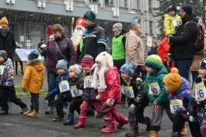 Po dvouleté pauze vynucené covidem se v sobotu 3. prosince opět děti sešly na Mikulášském běhu před radnicí.
FOTO: MAREK HAVRAN