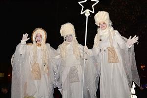 Zpestřením pondělní Mikulášské jízdy bylo představení Andělské poselství v podání andělů na chůdách ze skupiny Cirkus trochu jinak. Po jejich vystoupení se pak děti dočkaly příjezdu Mikuláše a jeho družiny.
FOTO: DAVID MACHÁČEK