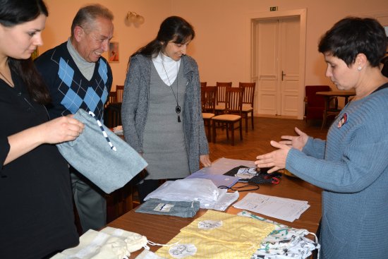Součástí přednášky Zero Waste aneb Jak na domácnosti bez odpadů byl i miniworkshop se Zuzanou Přívětivou, jak šít nekonečné látkové pytlíky.
FOTO: DANA HOĎÁKOVÁ