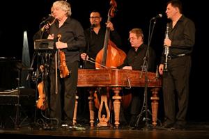 Hradišťan s primášem Jiřím Pavlicou koncertoval před zcela vyprodaným velkým sálem kulturního domu a v programu už akcentoval blížící se Vánoce.
FOTO: DAVID MACHÁČEK