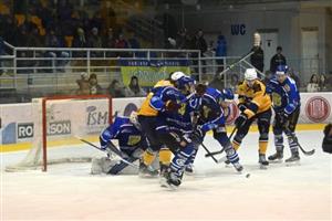 Hokejisté Kopřivnice (světlejší dresy) v tomto utkání 22. kola na domácím ledě porazili Velké Meziříčí 7:4, a uzavřeli tak první polovinu základní části.
FOTO: MAREK HAVRAN