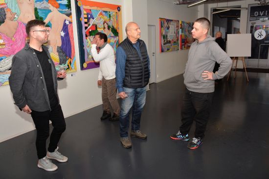 Tomáš Junker alias Pauser (na snímku vpravo) diskutuje s návštěvníky kopřivnické galerie TOKIVO o dílech, která zde vystavuje až do konce ledna.
FOTO: DAVID MACHÁČEK
