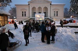 Premiérová Kinočka měla díky sněhové nadílce tu pravou vánoční atmosféru. Venkovní projekce osmi vybraných českých filmů si před Ringhofferovou vilou od čtvrtka do neděle užily stovky lidí. 
FOTO: DAVID MACHÁČEK
