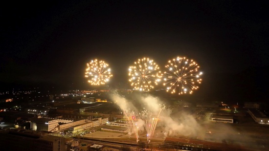 Novoroční ohňostroj přilákal nejen Kopřivničany, ale na show se přijelo podívat i mnoho lidí z okolí.
FOTO: MARTIN GAJDUŠEK