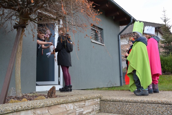 Ještě do konce tohoto týdne bude probíhat tradiční Tříkrálová sbírka. O uplynulém víkendu chodily skupiny koledníků po Kopřivnici i místních částech. Přispět je možné i bezhotovostně, a to až do konce dubna.
FOTO: DANA HOĎÁKOVÁ