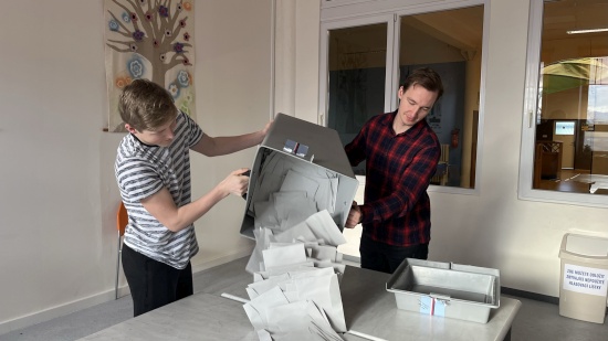 Kopřivnice má za sebou první kolo prezidentské volby. Členové jednadvaceti okrskových volebních komisí během necelých dvou hodin sečetli bezmála jedenáct tisíc odevzdaných hlasů.
FOTO: KATEŘINA HOLUBOVÁ