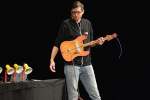 Vojta Hanák z Úžasného divadla fyziky prezentuje kopřivnickým školákům speciální elektrickou kytaru převádějící světelné impulzy na zvuk.
FOTO: DAVID MACHÁČEK