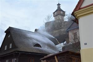 Odborníci na speciální efekty v minulém týdnu pokryli část Štramberka umělým sněhem. Na vybraných lokacích se pak natáčel hollywoodský akční film Ballerina.
FOTO: DAVID MACHÁČEK