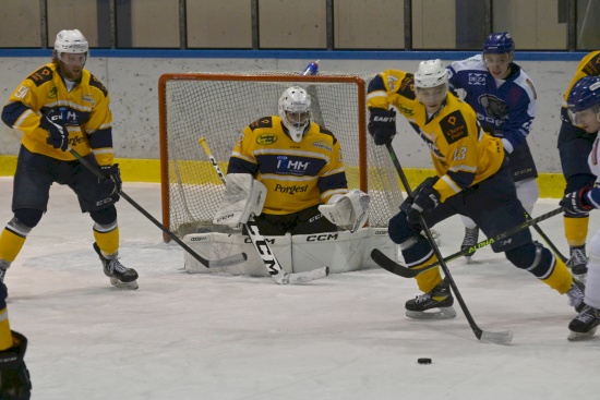 Hokejisté Kopřivnice (světlé dresy) v tomto utkání ve Valašském Meziříčí brali všechny body za výhru 5:2. Výrazně k tomu přispěl také brankář Jan Baldík.
FOTO: MAREK HAVRAN