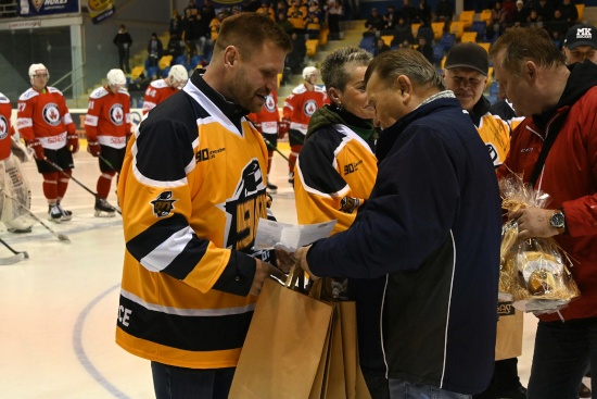 Při ceremoniálu před zápasem s Vyškovem přebralo ocenění devět hokejových legend, na snímku Václav Varaďa.
FOTO: MAREK HAVRAN