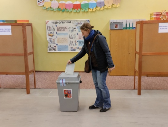 Už zítra úderem 14. hodiny se znovu otevřou volební místnosti. Druhé kolo prezidentské volby skončí v sobotu dvě hodiny po poledni.
FOTO: DANA HOĎÁKOVÁ