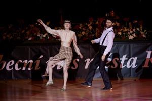 Sobotní noc patřila v kopřivnickém kulturním domě jubilejnímu, 30. ročníku Obecního plesu, který se tentokrát stylově přenesl do 20. let 20. století.
FOTO: LADISLAV MÁCHA