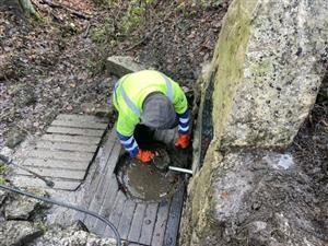 Vloni pracovníci firmy Ekoaqua vyčistili Jasníkovu studánku nad Husovou lípou.
FOTO: ALEŠ CARBOL
