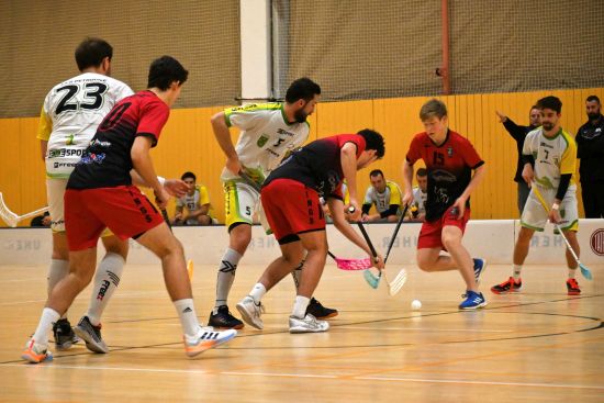 Florbalisté FBC Vikings Kopřivnice (tmavší dresy) v tomto utkání s Petrovicemi dobře odbránili oslabení a po zásluze doma brali tři body.
FOTO: MAREK HAVRAN
