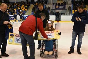 Manažer kopřivnického hokejové klubu Jaroslav Hrubý předává symbolický šek s výtěžkem z dražby dresů.
FOTO: MAREK HAVRAN