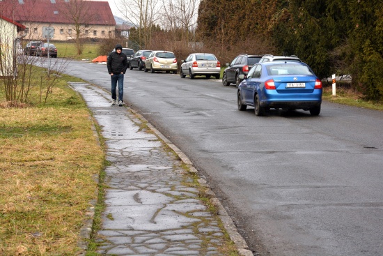 Chodci se mají už brzy dočkat nejen opravy, ale i prodloužení chodníku na ulici Severní. Přibyde také doposud scházející veřejné osvětlení.
FOTO: DAVID MACHÁČEK