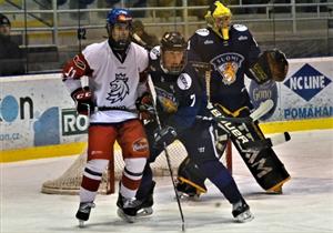 Mladí hokejisté ČR do 16 let v  utkání v Kopřivnici těsně prohráli s Finskem (1:2). Na snímku v souboji před brankou Finska český útočník Viktor Wardas.
FOTO: MAREK HAVRAN