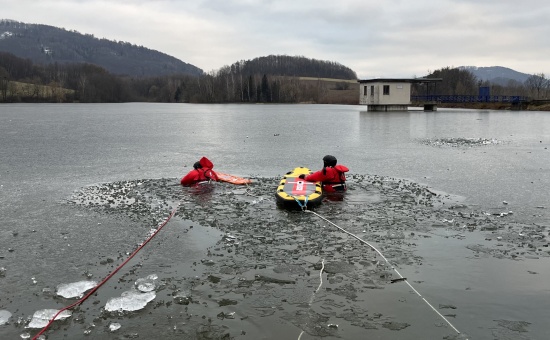 Na přehradě ve Větřkovicích nacvičovali kopřivničtí dobrovolní hasiči záchranu lidí propadlých v ledu.
FOTO: JSDH KOPŘIVNICE