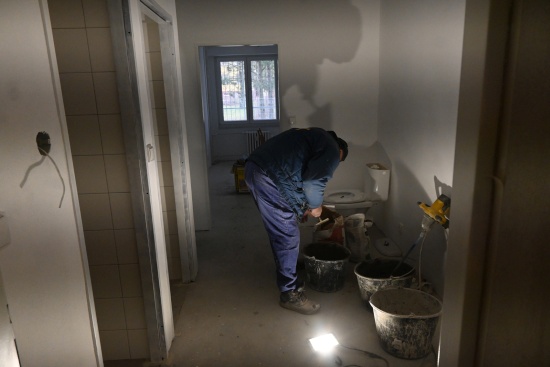 Stavební práce na úpravě prostor bývalé lékárny na ulici Francouzské zpět na byty mají být dokončeny do 20. března.
FOTO: DAVID MACHÁČEK