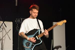 Filip Štrbavý si minulou sobotu užil tradiční koncertní oslavu svých narozenin na akci Devil Hates Sekacz také jako kytarista hostující kapely Crooked Nees.
FOTO: DAVID MACHÁČEK