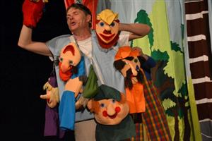 Kamil Koula z Divadla KK ztvárnil v pohádce O Sněhurce a sedmi trpaslících třináct vedlejších rolí včetně všech trpaslíků. Dětské publikum ji mohlo vidět v neděli v KDK.
FOTO: D. MACHÁČEK