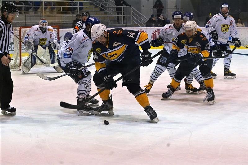 Hokejisté Kopřivnice (tmavší dresy) si skvěle otestovali play-off režim, když ve čtyřech dnech zvládli tři zápasy. V tomto prostředním z nich doma porazili Velké Meziříčí 4:2. FOTO: MAREK HAVRAN