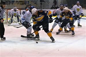 Hokejisté Kopřivnice (tmavší dresy) si skvěle otestovali play-off režim, když ve čtyřech dnech zvládli tři zápasy. V tomto prostředním z nich doma porazili Velké Meziříčí 4:2. FOTO: MAREK HAVRAN