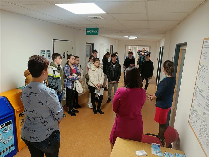 Osmáci ze Základní školy 17. listopadu během exkurze na zdejší radnici navštívili mimo jiné odbor sociálních věcí a zdravotnictví. FOTO: LUCIE MACHÁČKOVÁ