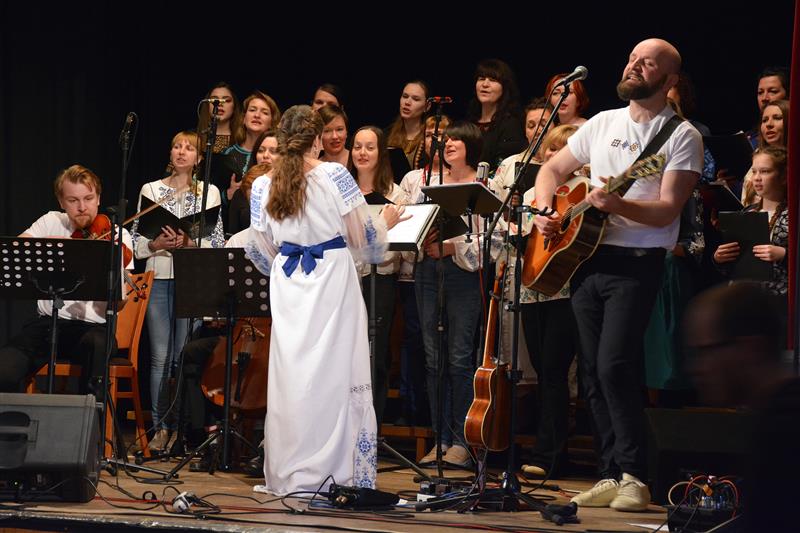 Nedělení charitativní koncert písničkáře Pavla Helana a česko-ukrajinského sboru Sonjašnyk v Katolickém domě se těšil obrovskému zájmu. Na nákup lékárniček, hygienických balíčků a ponožek pro Ukrajinu se vybralo 57 900 korun. FOTO: DAVID MACHÁČEK