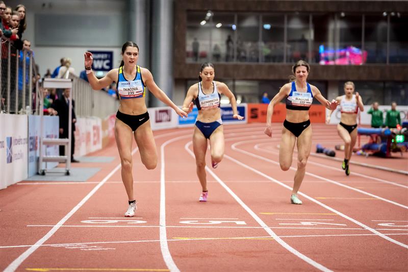 Ostrava (mha) – Dvě zlaté a jednu stříbrnou medaili vybojovali mladí atleti AK EZ Kopřivnice na Halovém mistrovství České republiky dorostu a juniorů, které se konalo o posledním únorovém víkendu v Ostravě. V sobotním prvním dnu titul mistryně ČR vybojova