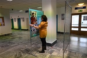 Až do konce měsíce se lidé, kteří přijdou na radnici, mohou seznámit s prací sociálních pracovníků. Putovní výstava přináší rozhovory s některými z nich. FOTO: DANA HOĎÁKOVÁ