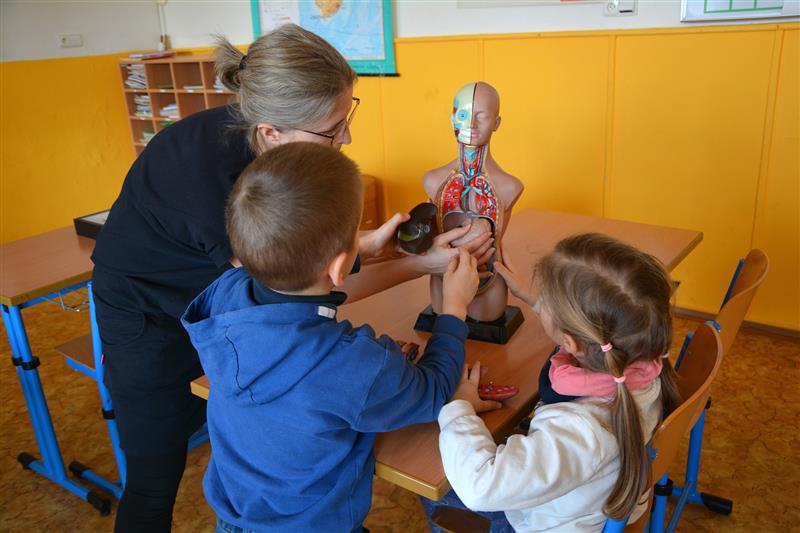 V rámci dne otevřených dveří v ZŠ sv. Zdislavy si příchozí mohli vyzkoušet například učební pomůcky, se kterými žáci školy pracují v rámci výuky. FOTO: DANA HOĎÁKOVÁ