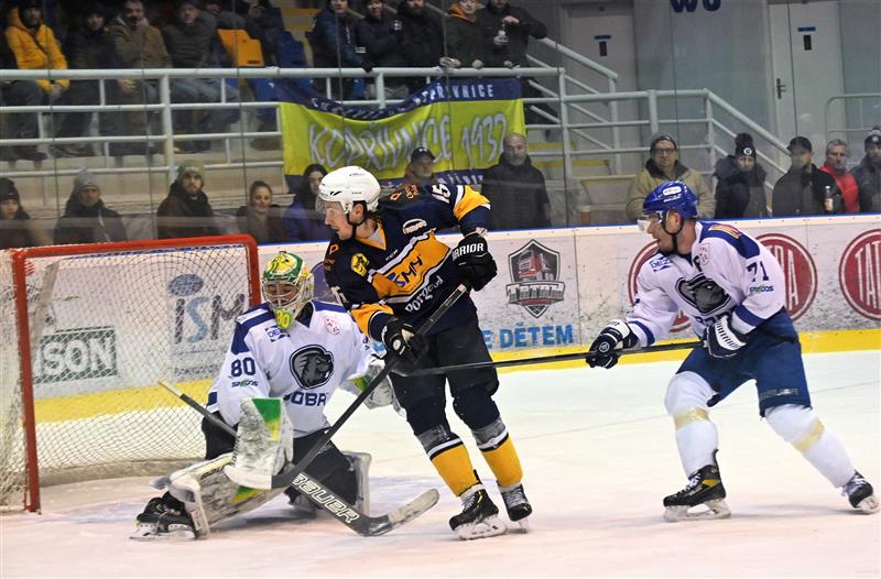Hokejisté Kopřivnice  první zápas play-off prohráli. Na snímku z úvodního duelu je v tmavém dresu před brankářem Bobrů Sachrem útočník Michal Velecký.  FOTO: MAREK HAVRAN