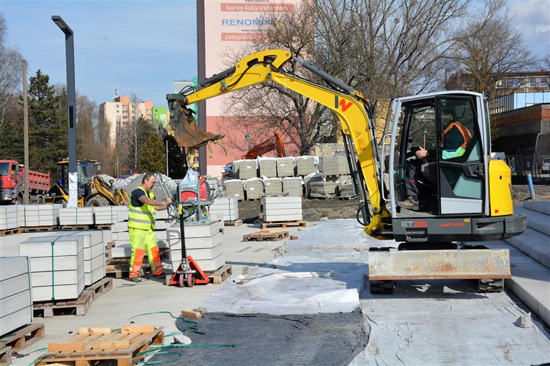 Práce na revitalizaci centra pokračují nejen pokládkou dlažby. V nejbližších týdnech budou probíhat také sadové úpravy a výsadba zeleně. Centrální část stavby by měla být dokončena do konce června. FOTO: DAVID MACHÁČEK