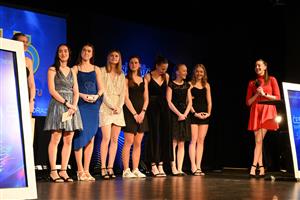 Jako první z oceněných kopřivnických zástupců na galavečeru ve Frenštátě nastoupily atletky AK EZ Kopřivnice. FOTO: MAREK HAVRAN