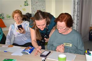 V kurzu DIGI Babi & Děda se senioři učí ovládat chytré mobily. Zájem byl tak velký, že souběžně probíhají dva kurzy. FOTO: DANA HOĎÁKOVÁ